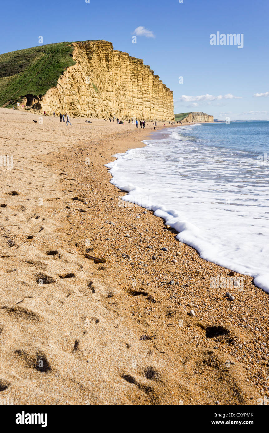 Côte jurassique, Dorset - la plage de West Bay, Bridport avec la falaise de Golden Cap, Royaume-Uni Banque D'Images