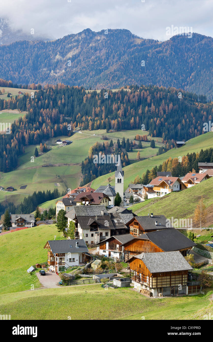 Vue du village de Wengen, gadertal valley ou Val Badia, le Tyrol du sud, Italie, Europe Banque D'Images