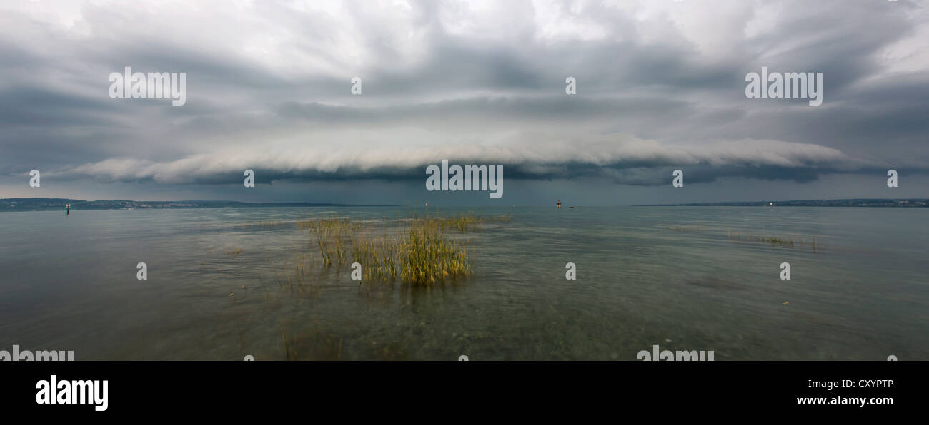 Barrière de nuages, nuage, avec tempête et des vagues sur le lac de Constance près de Constance, Bade-Wurtemberg Banque D'Images