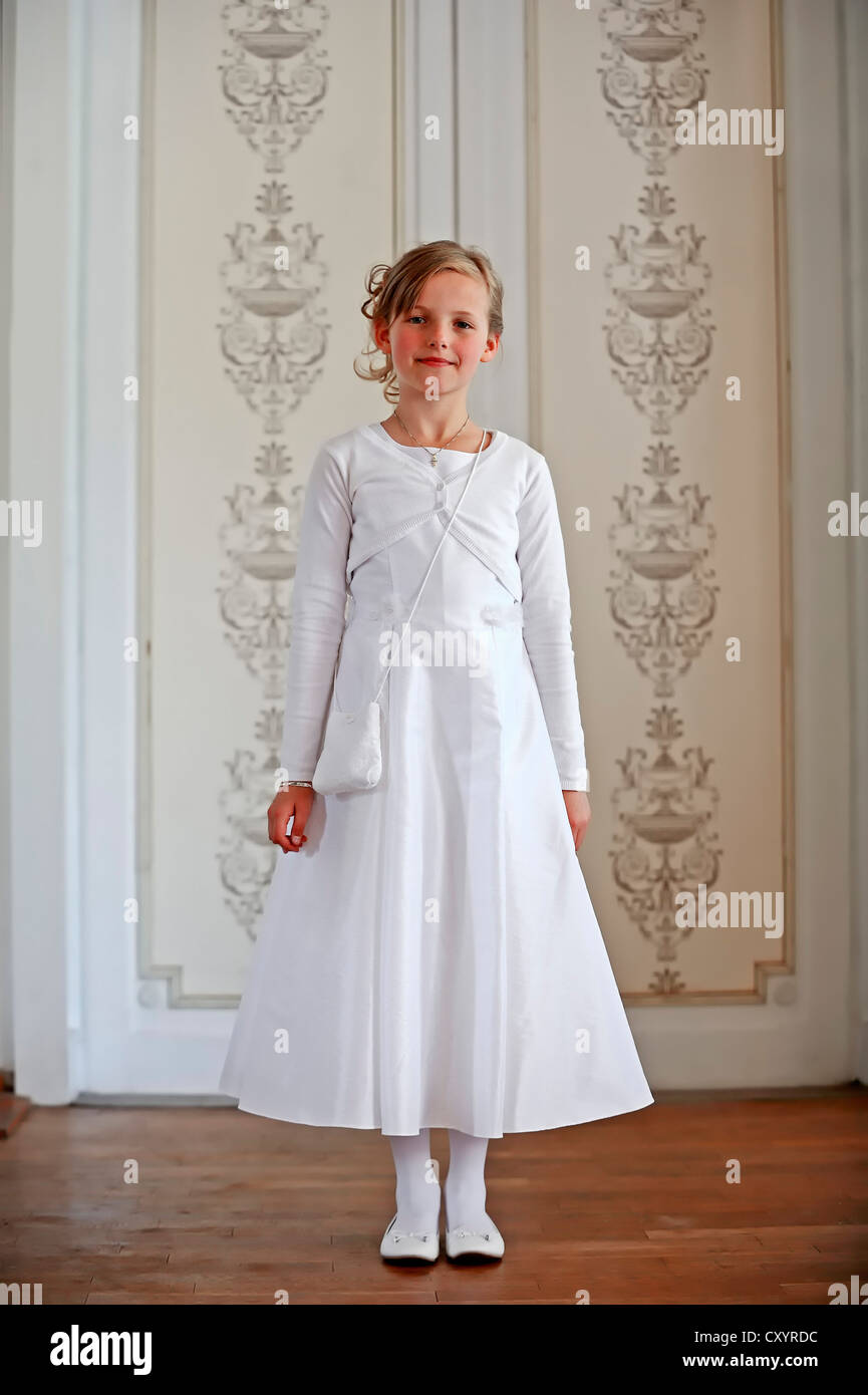 Première communion robe Banque de photographies et d'images à haute  résolution - Alamy