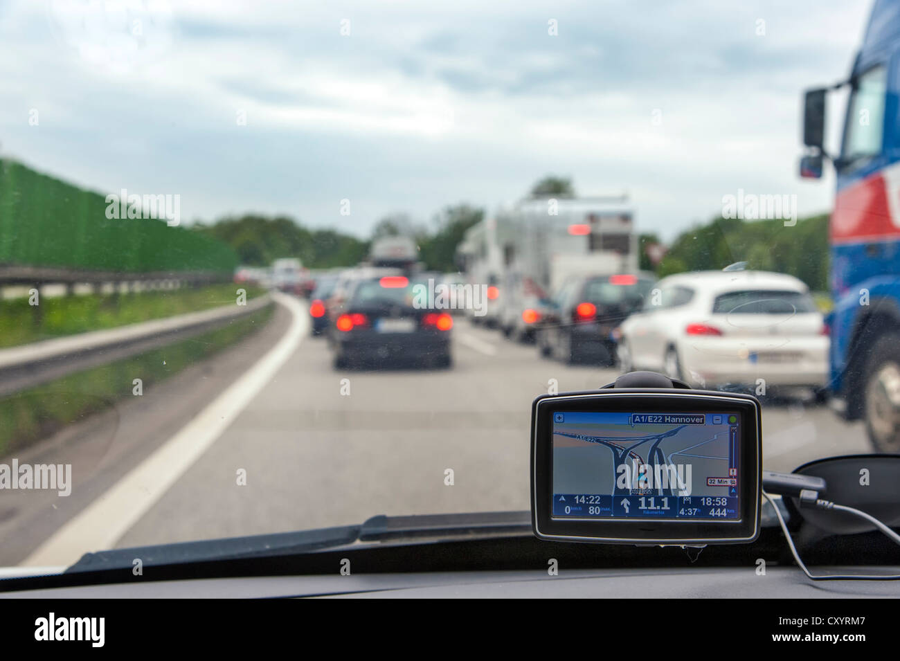 Les véhicules à l'arrêt dans un embouteillage sur l'autoroute, l'Autobahn, Hambourg Banque D'Images