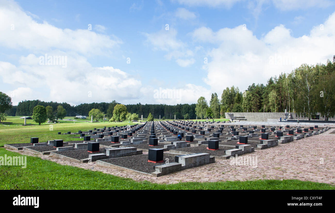 Tombes des victimes de l'atrocité à l'Khatyn Memorial construit pour se souvenir de l'Association biélorusse morts de la Grande guerre patriotique. Banque D'Images