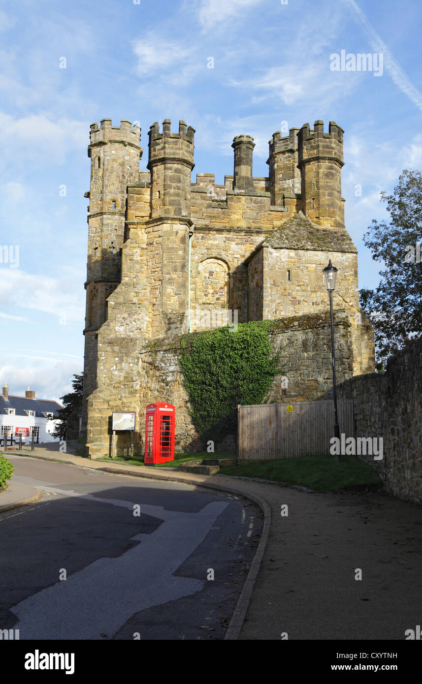 Vue latérale du Battle Abbey Gatehouse avec la traditionnelle boîte de téléphone rouge, England, UK, FR Banque D'Images