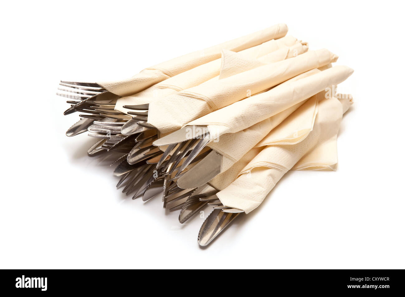 Des couverts enveloppés dans des serviettes isolated on a white background studio. Banque D'Images