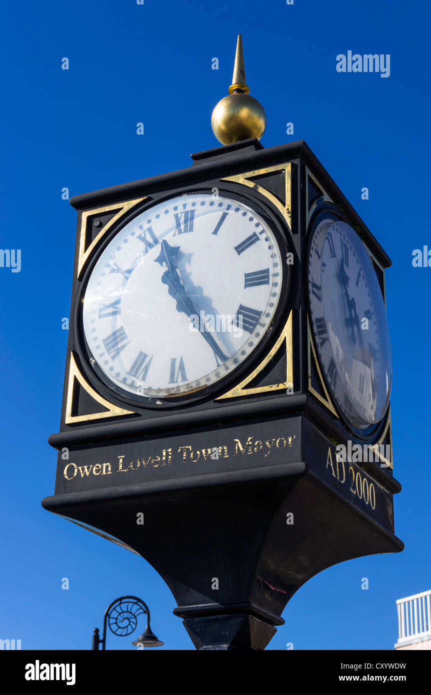 Vieille horloge publique à Lyme Regis, dans le Dorset, UK Banque D'Images