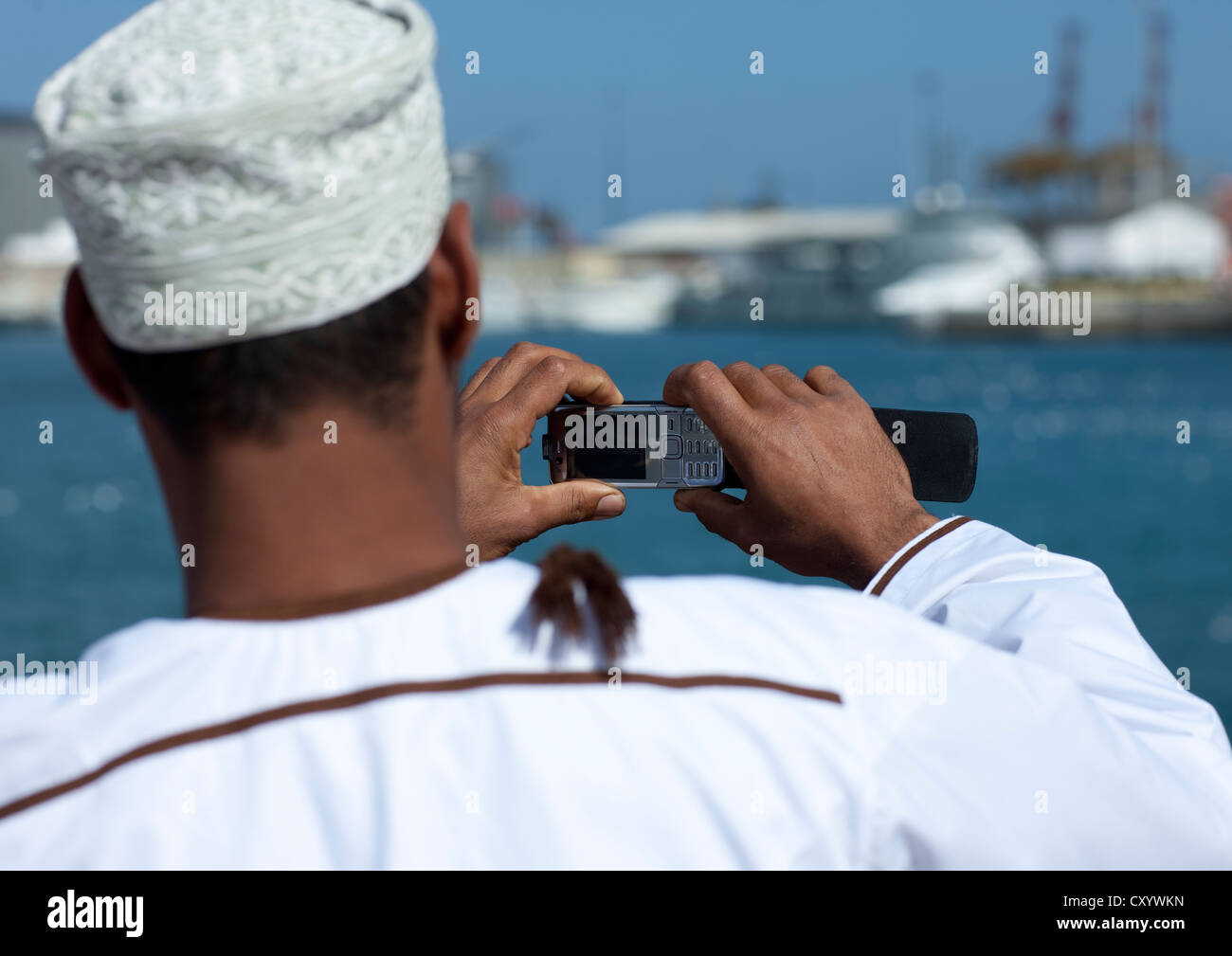 L'homme à l'aide d'Oman téléphone pour prendre des photos, Muscat, Oman Banque D'Images