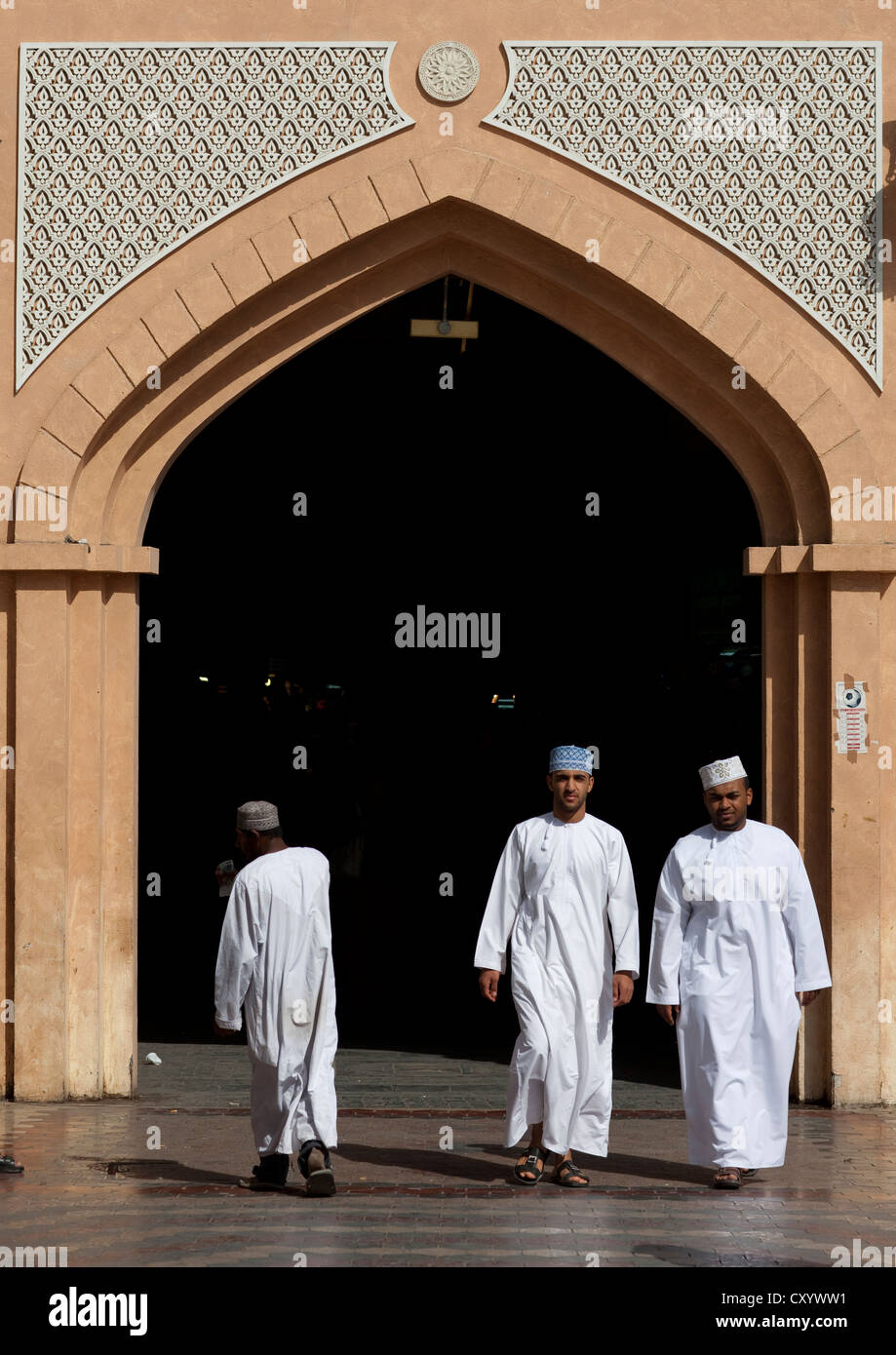 Les hommes sortant de Souk Muttrah Muscat, Oman Banque D'Images