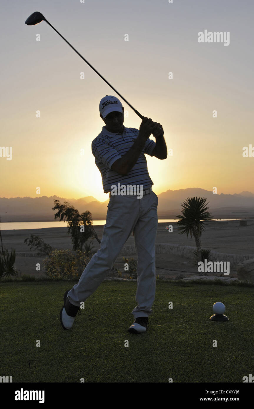 Golfeur pris le départ au coucher du soleil, Soma Bay, Red Sea, Egypt, Africa Banque D'Images