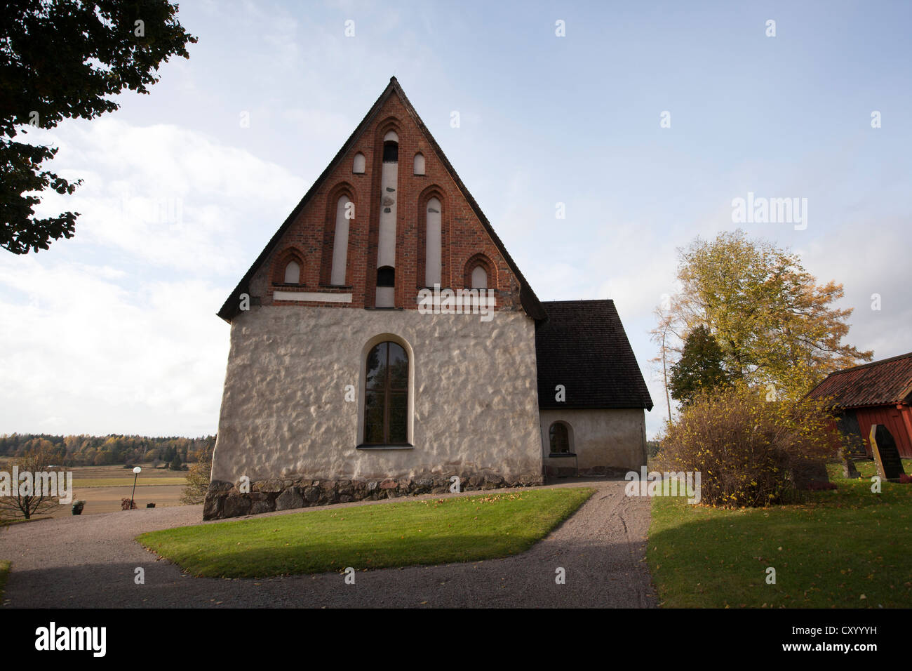 Vieille église Knivsta en Suède, de l'automne. Datant du début du 14e siècle, l'église de style gothique a été dédiée à St Stefan. Banque D'Images