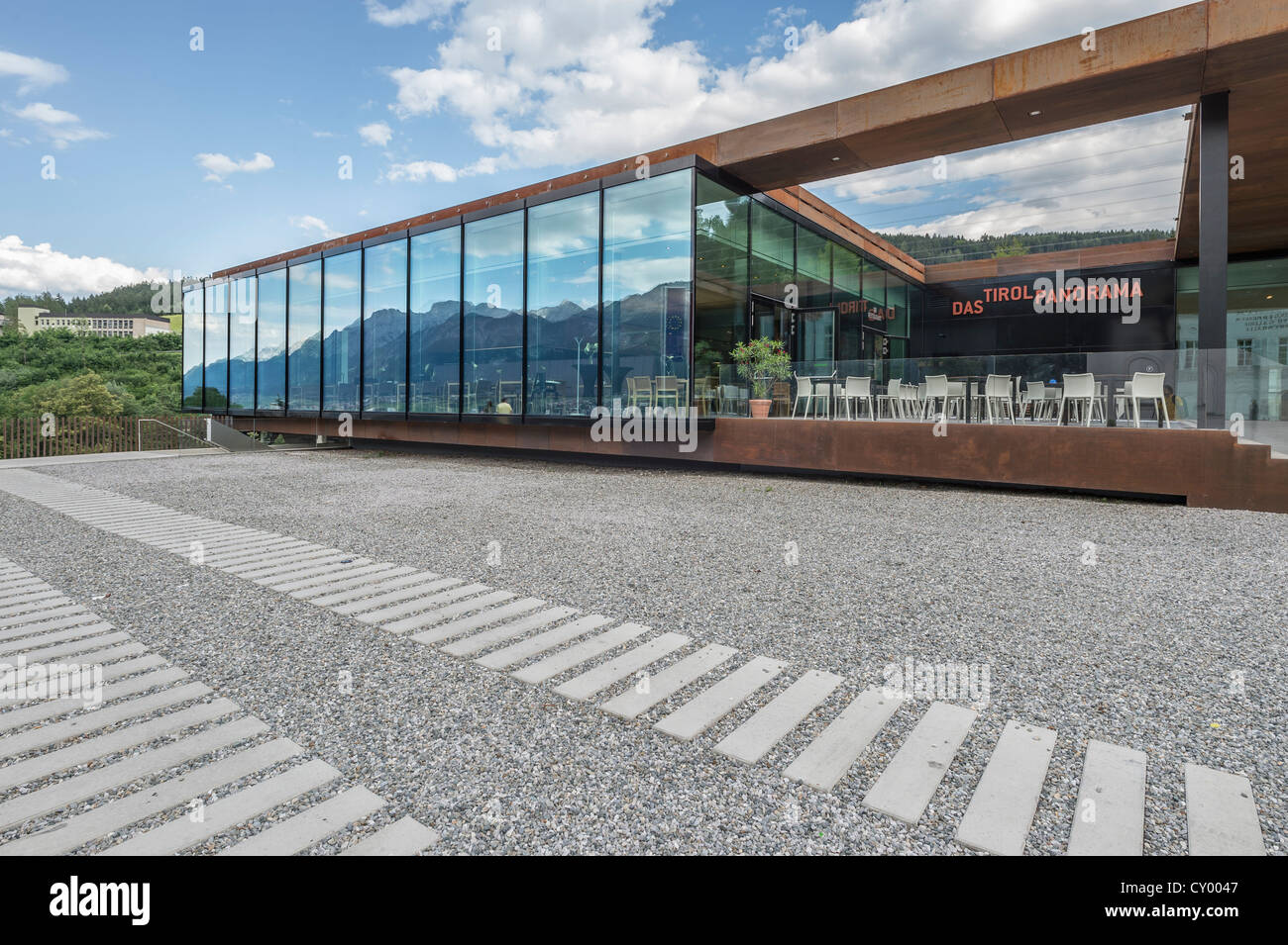 Avant-cour et façade en verre de la 'Tirol Panorama' Museum, à Innsbruck, Bergisel, Tyrol, Autriche, Europe, PublicGround Banque D'Images