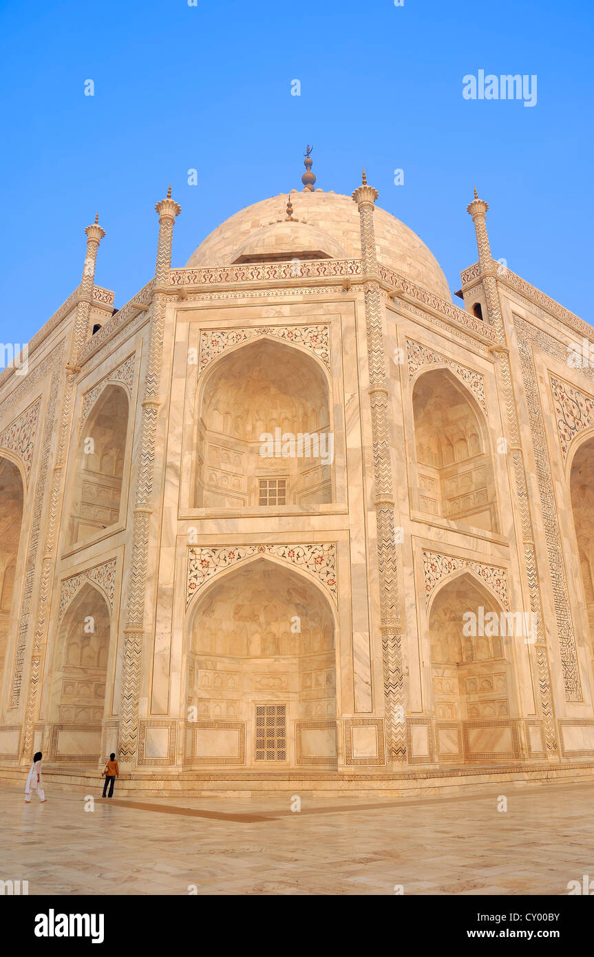 Taj Mahal, mausolée, construit par l'empereur Moghol Shah Jahan en mémoire de sa troisième épouse, Mumtaz Mahal, morte en 1631 Banque D'Images