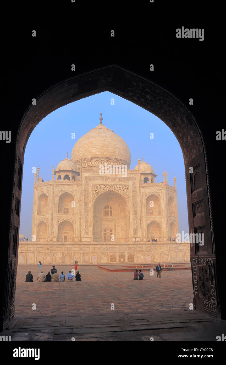 Taj Mahal, mausolée, construit par l'empereur Moghol Shah Jahan en mémoire de sa troisième épouse, Mumtaz Mahal, morte en 1631 Banque D'Images