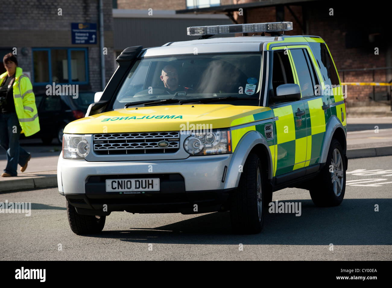 Range Rover Ambulance ambulancier arrivant à scene Banque D'Images