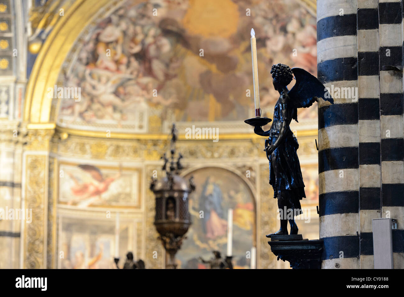 Vue de l'intérieur, l'ange en bronze, de la Cathédrale de Sienne, Cattedrale di Santa Maria Assunta, église principale de la ville de Sienne, Toscane Banque D'Images