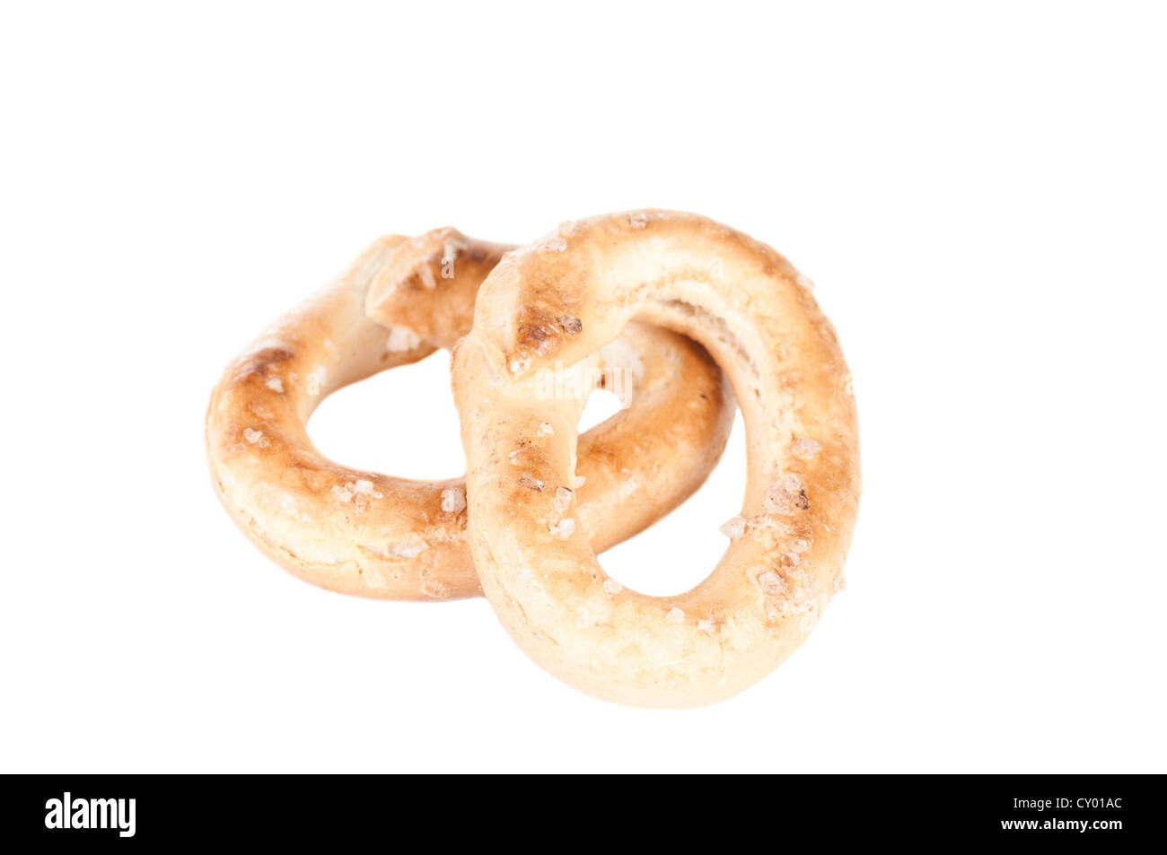 Crunchy bretzels sur fond blanc Banque D'Images