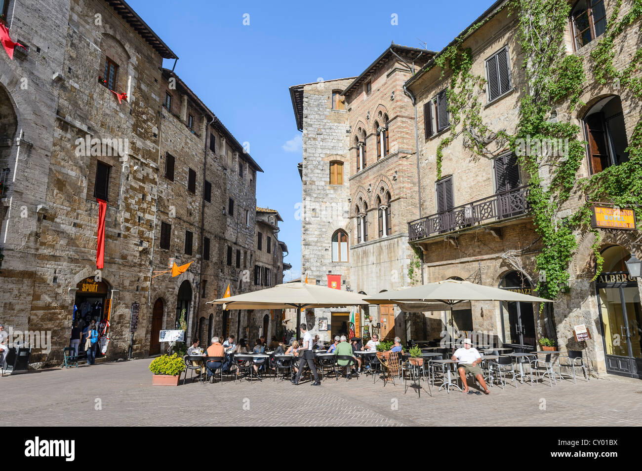 Piazza della Cisterna square, la place principale, le centre-ville médiéval, San Gimignano, Toscane, Italie, Europe Banque D'Images