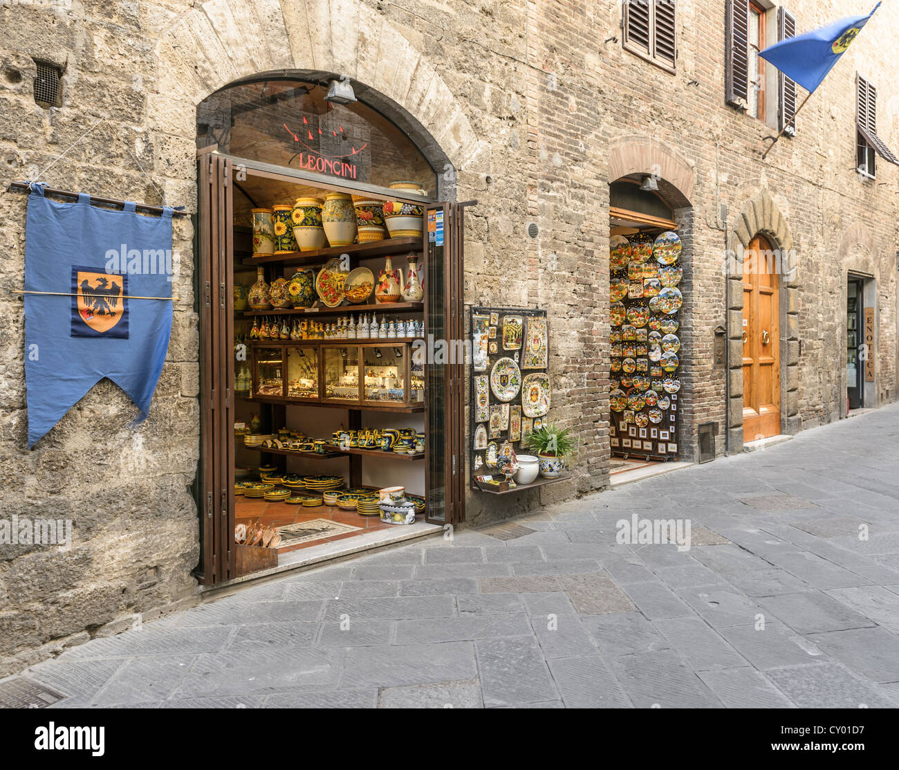Boutique de porcelaine dans le quartier historique, San Gimignano, Toscane, Italie, Europe Banque D'Images