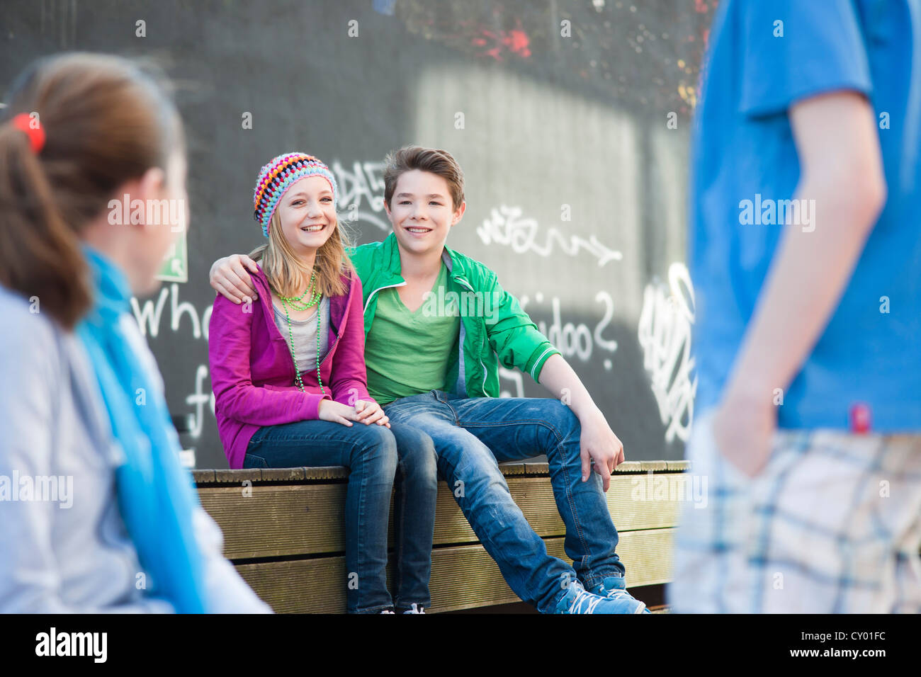 Les adolescents devant un mur de graffiti Banque D'Images