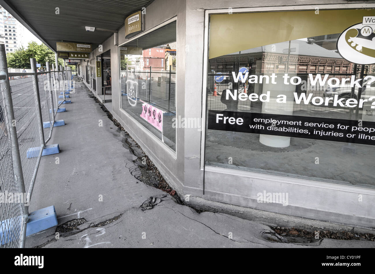 Bâtiment d'amortissement en raison de liquéfaction du sol, phénomène de liquéfaction, derrière des barrières, dégâts causés par le tremblement de terre, Christchurch Banque D'Images
