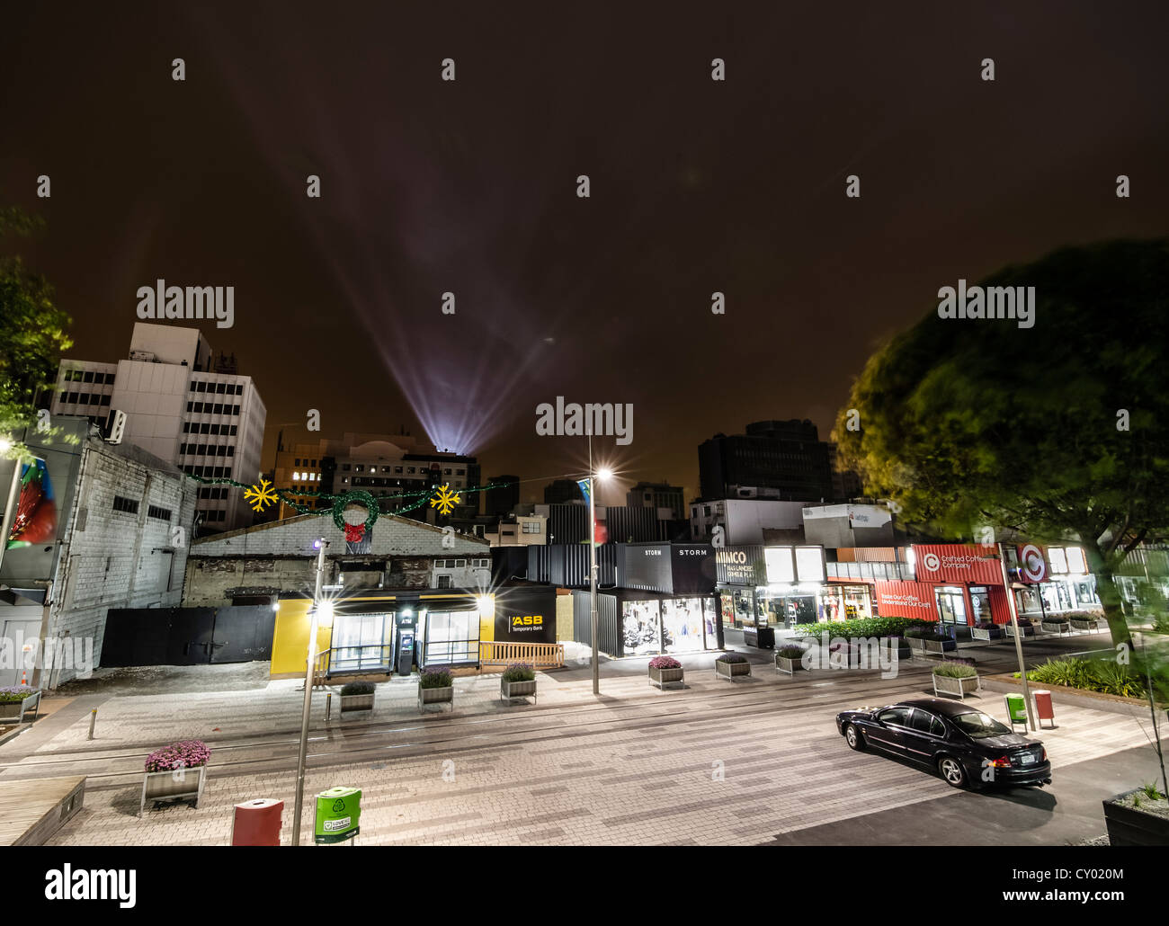 Boutiques dans les récipients après les tremblements de terre, des rayons de lumière comme un mémorial pour les victimes du tremblement de terre sur la ville de Christchurch Banque D'Images