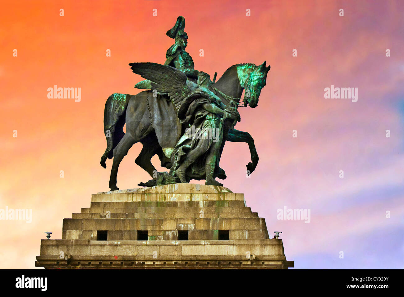 Koblenz, Allemagne, le monument au coin allemand, Deutsches Eck. L'empereur allemand Guillaume Ier statue au coucher du soleil. Banque D'Images