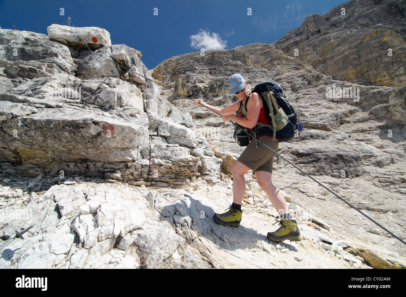 Jeune femme escalade, passage sécurisé à l'aide d'un câble en acier à Schlauchkar valley, le Parc National des Montagnes du Karwendel, Tyrol Banque D'Images