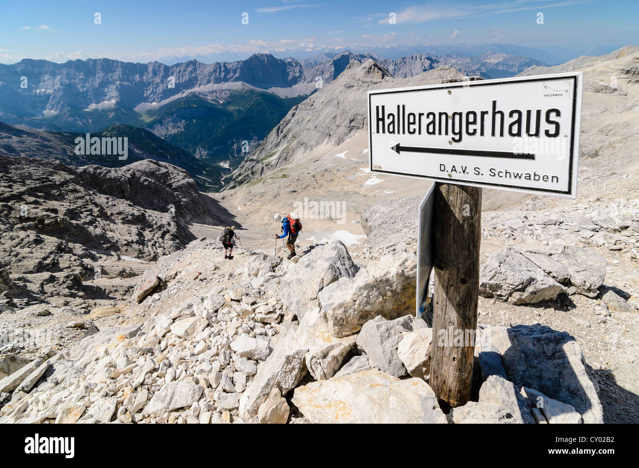 Panneau pour Hallerangerhaus avec deux randonneurs, descente de Mt Schlauchkar, Parc National des Montagnes de Karwendel, Tyrol, Autriche Banque D'Images