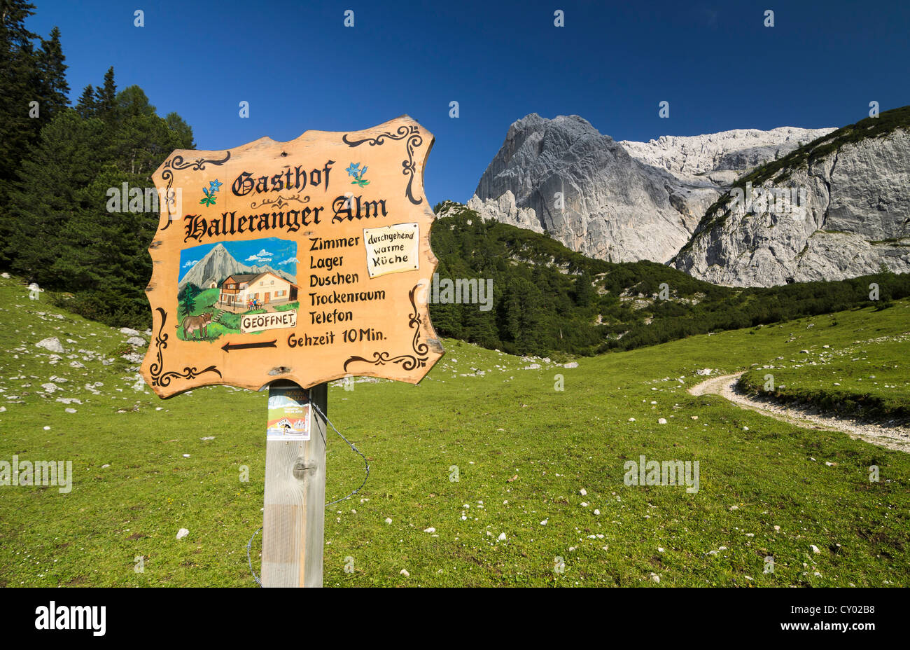Panneau en bois 'Hallerangeralm' alp, Hinterautal valley, le Parc National des Montagnes du Karwendel, Tyrol, Autriche, Europe Banque D'Images