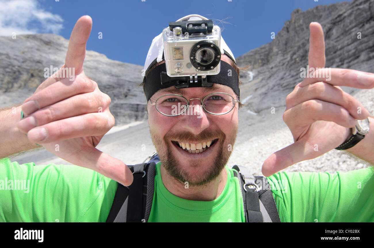 Jeune homme, le randonneur avec une GoPro HD caméra vidéo montée à la tête, le Parc National des Montagnes du Karwendel, Tyrol, Autriche Banque D'Images