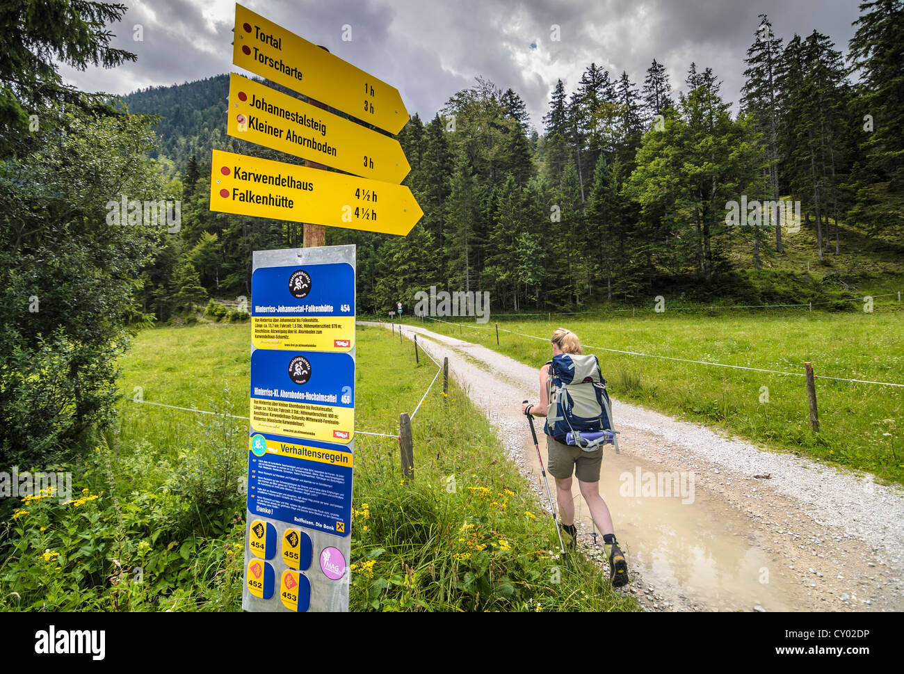 Randonneur et indicateurs, Karwendel, Tyrol, Autriche, Europe Banque D'Images