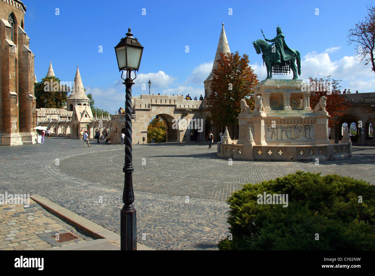 La Hongrie, Budapest, du Bastion des Pêcheurs, statue de bronze à Stephen Ier de Hongrie, le Szent Istvan (Saint Etienne) sur un cheval. Banque D'Images