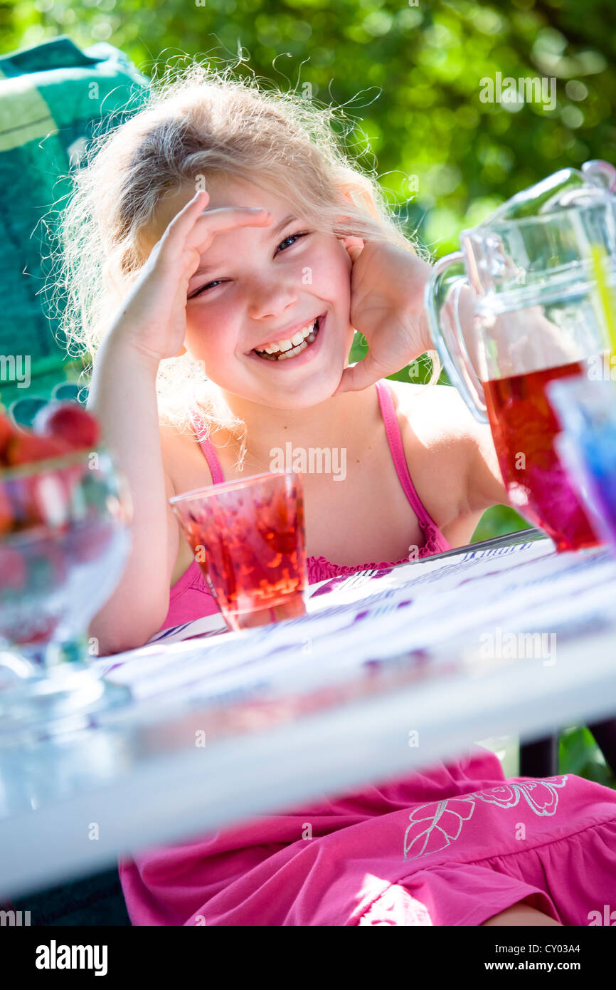 Fille lors d'une table de jardin Banque D'Images