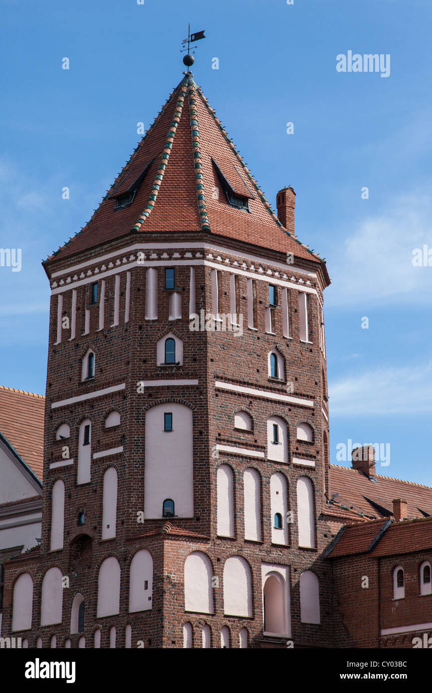 Une des tours du complexe du château Mirsky (également connu sous le nom de château de Mir) en Biélorussie Banque D'Images