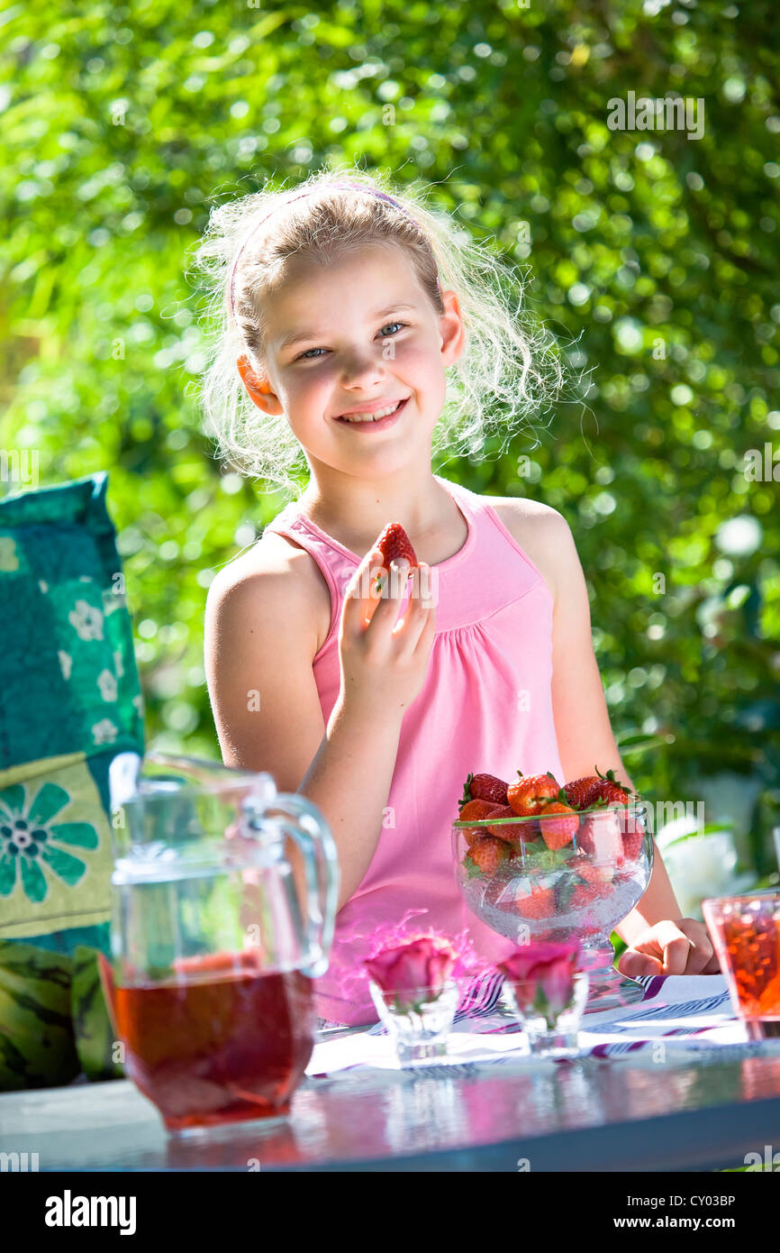 Fille lors d'une table de jardin Banque D'Images