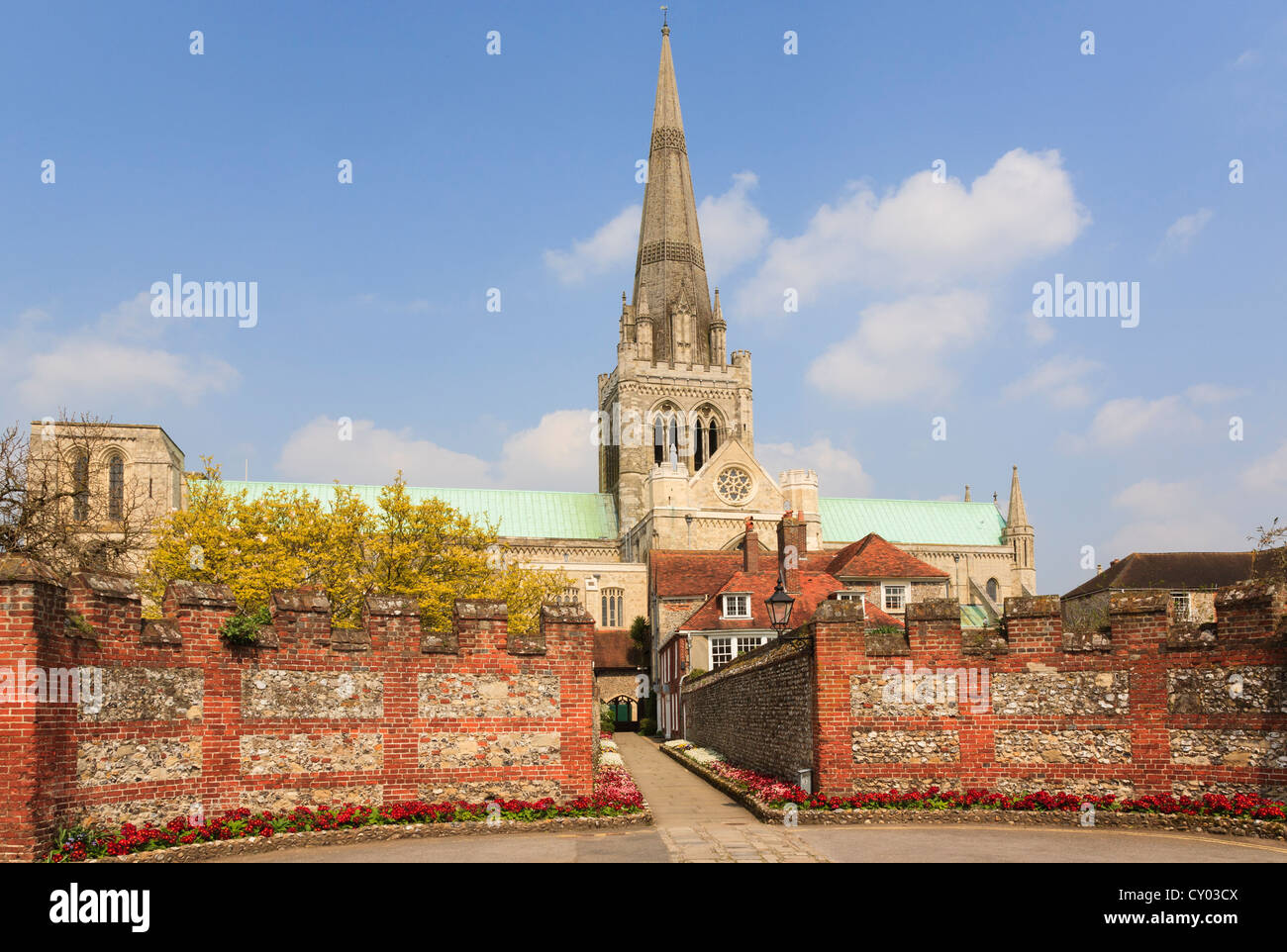 CHICHESTER église cathédrale de la Sainte Trinité 1199 et St Richard à pied. Chichester West Sussex England Royaume-Uni Grande-Bretagne Banque D'Images