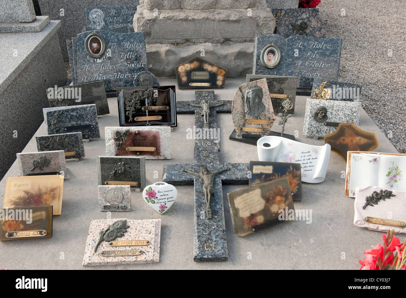 Icônes religieuses orthodoxes sur pierre tombale Nortkerque France Europe Banque D'Images