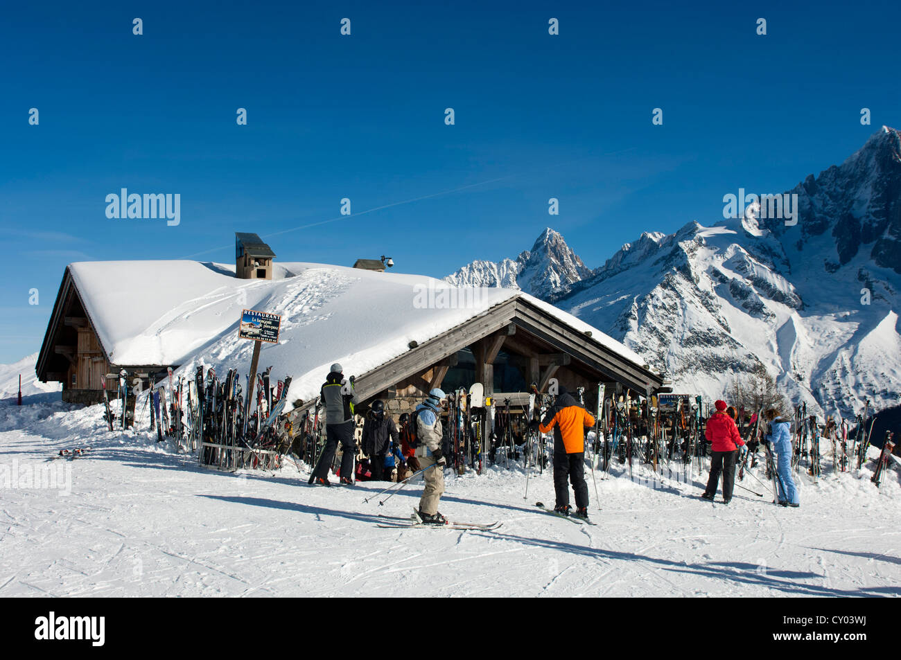 Les skieurs et les excursionnistes à La Bergerie de la montagne de Planpraz restaurant, Mt Aiguille du Chardonnet à l'arrière Banque D'Images