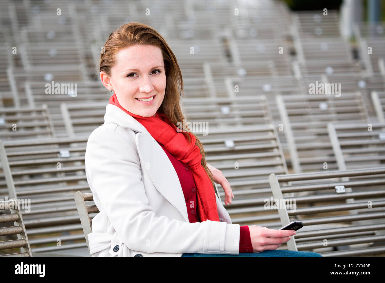 Jeune femme dans un théâtre en plein air, Bad Staffelstein, Bavière Banque D'Images