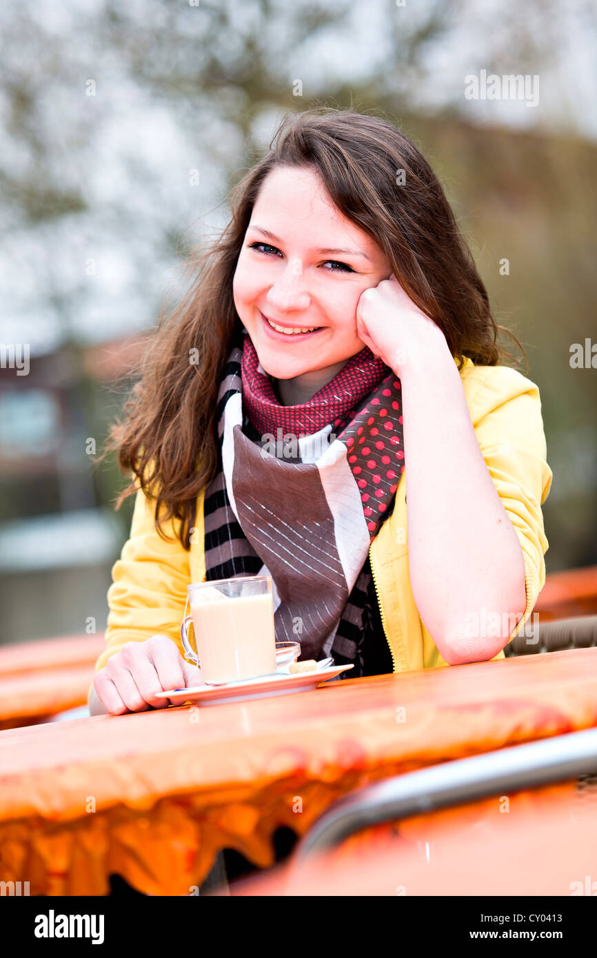 Adolescente, 15 ans, dans un café de la rue, Bad Staffelstein, Bavière Banque D'Images
