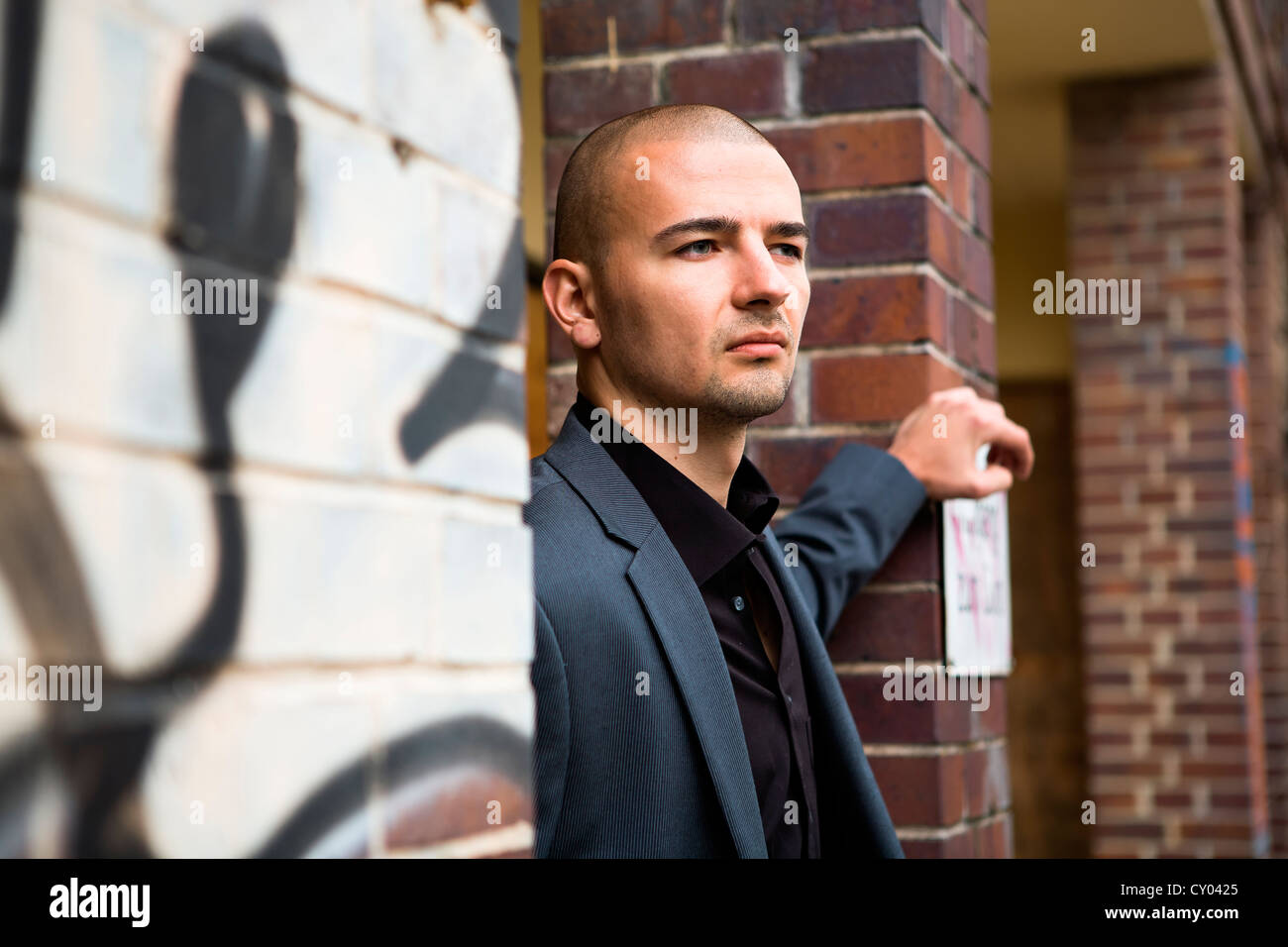 Jeune homme dans le cadre urbain, portrait Banque D'Images