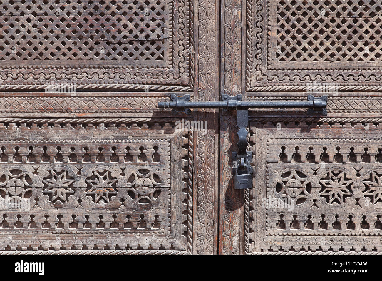 Loquet situé sur une porte en bois fermée, Ouarzazate, Maroc, Souss-Massa-Draâ, Maghreb, Afrique du Nord, Afrique Banque D'Images