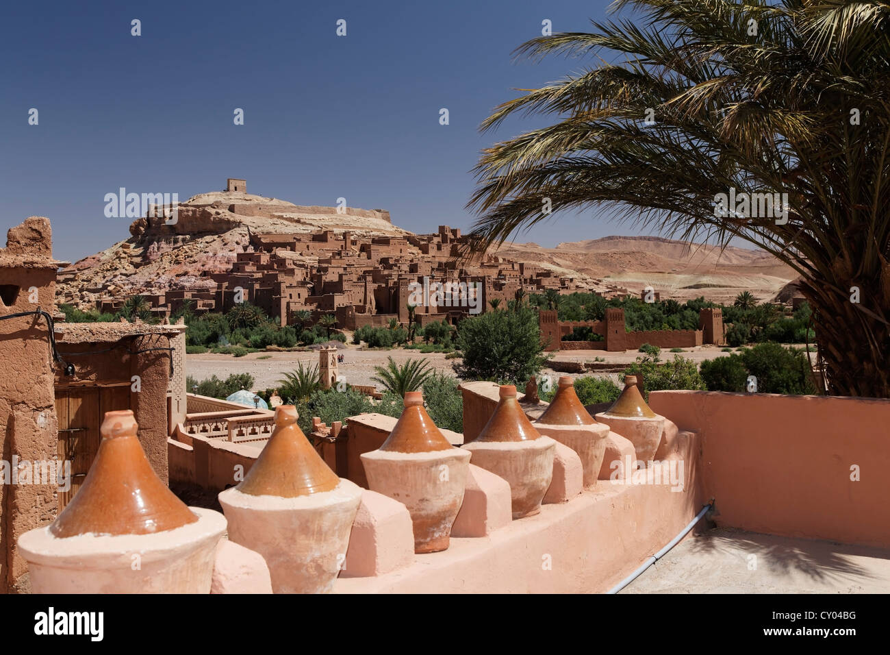 Tajine tajine ou pots en avant du Ksar d'Aït-Ben-Haddou, UNESCO World Heritage Site, près de Ouarzazate, Marrakech-tensift-Draâ Banque D'Images