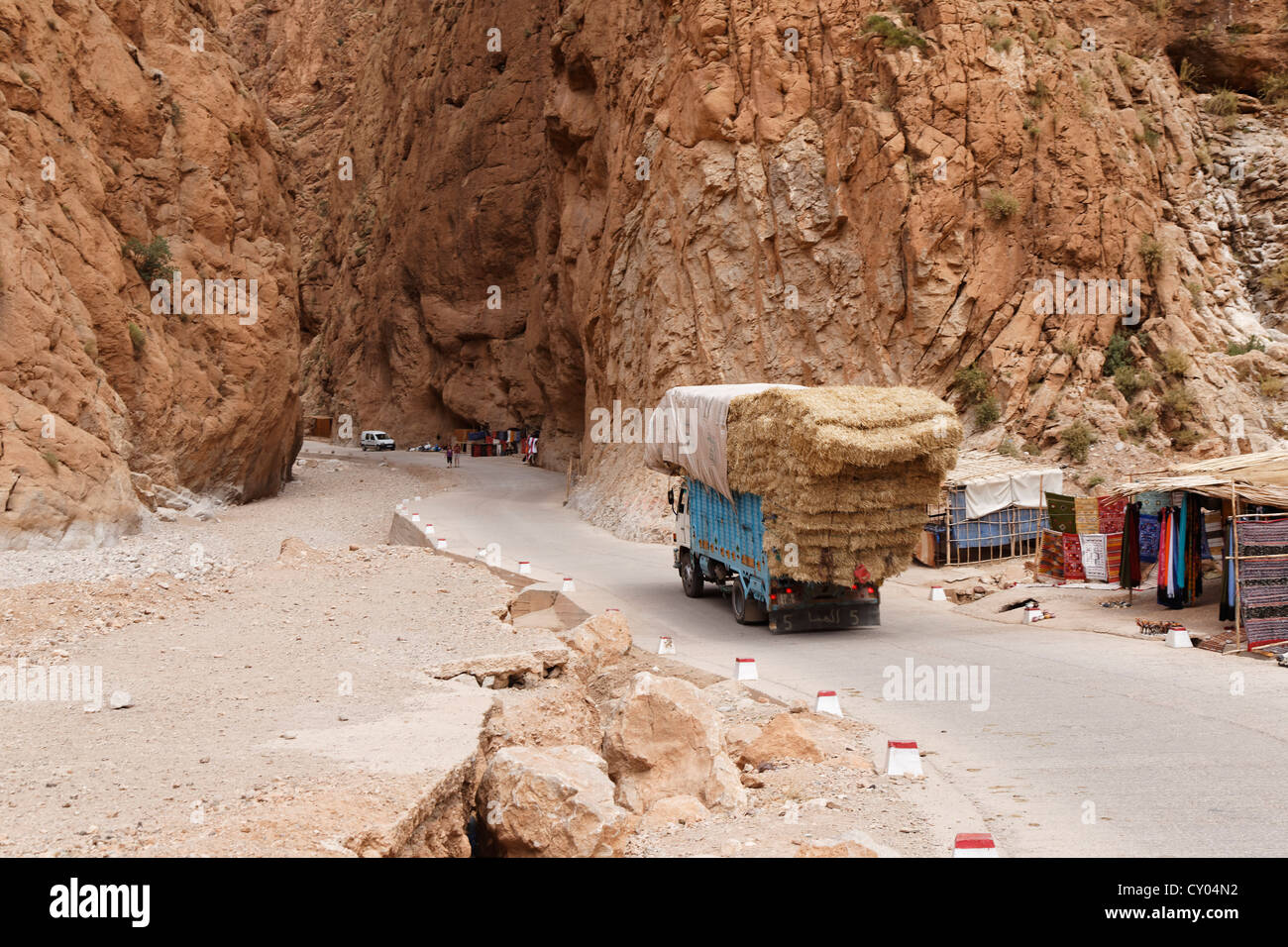 Camion chargé à la conduite par les Gorges de Todra, Gorges du TODRA, Souss-Massa-Draâ, Tinerhir, Maroc, Maghreb, Afrique du Nord Banque D'Images