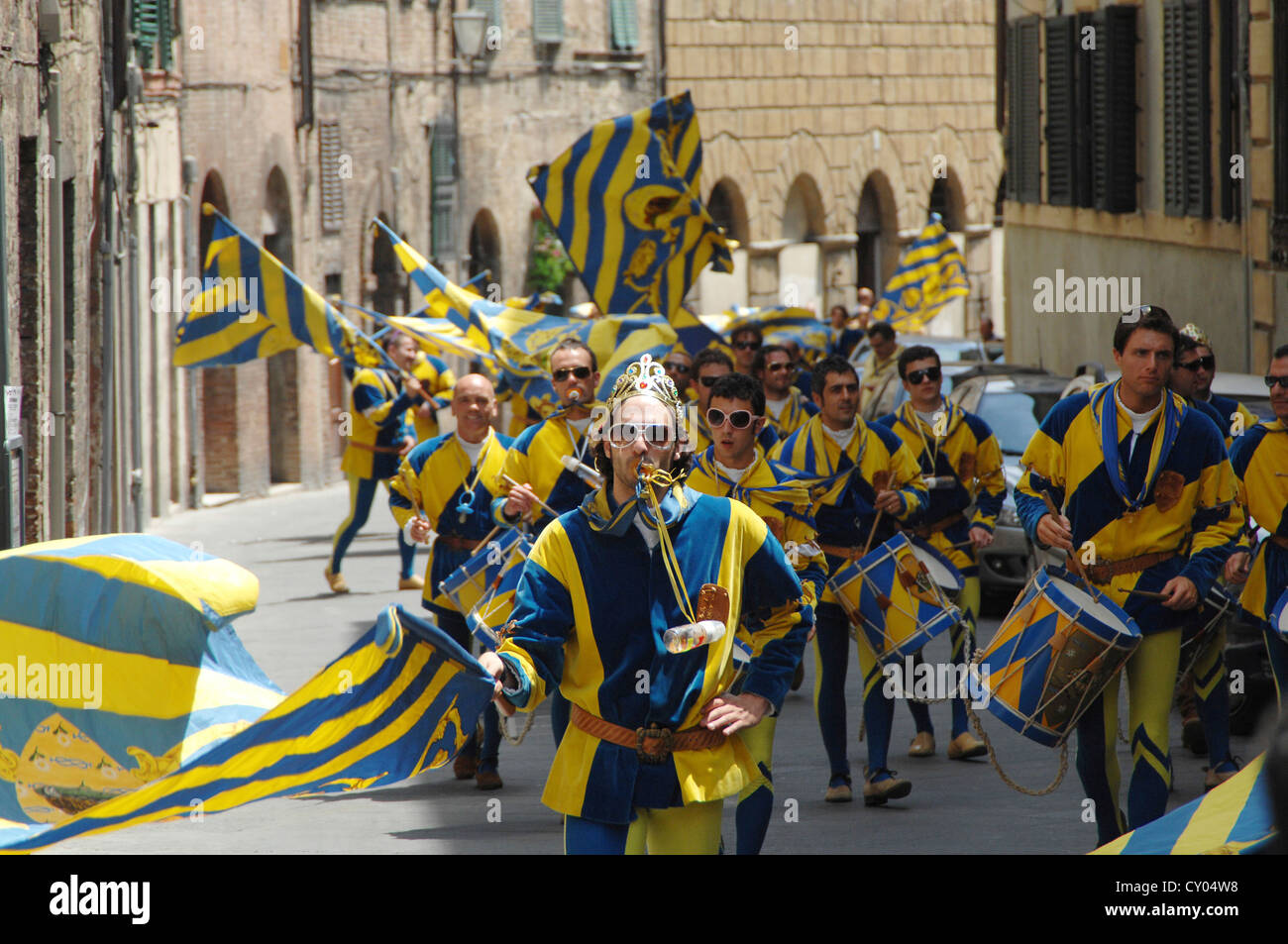 Après la victoire de leur district, les gens en costumes médiévaux se déplace dans tous les districts, Palio, Sienne, Toscane Banque D'Images