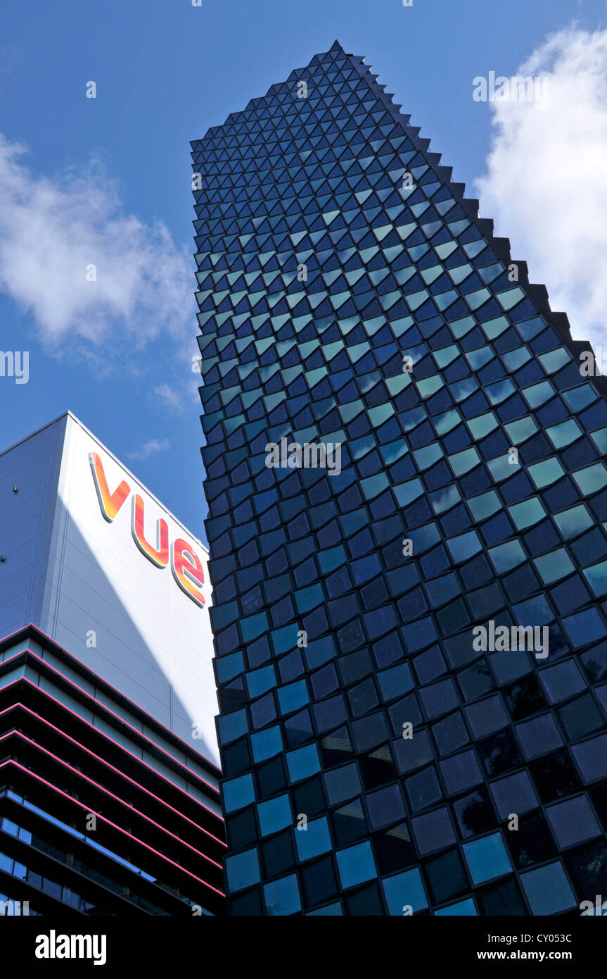 Tour de l'architecture et cinéma Vue ensoleillée signe au-dessus de la galerie marchande extérieure à Westfield Stratford city center Newham East London England UK Banque D'Images