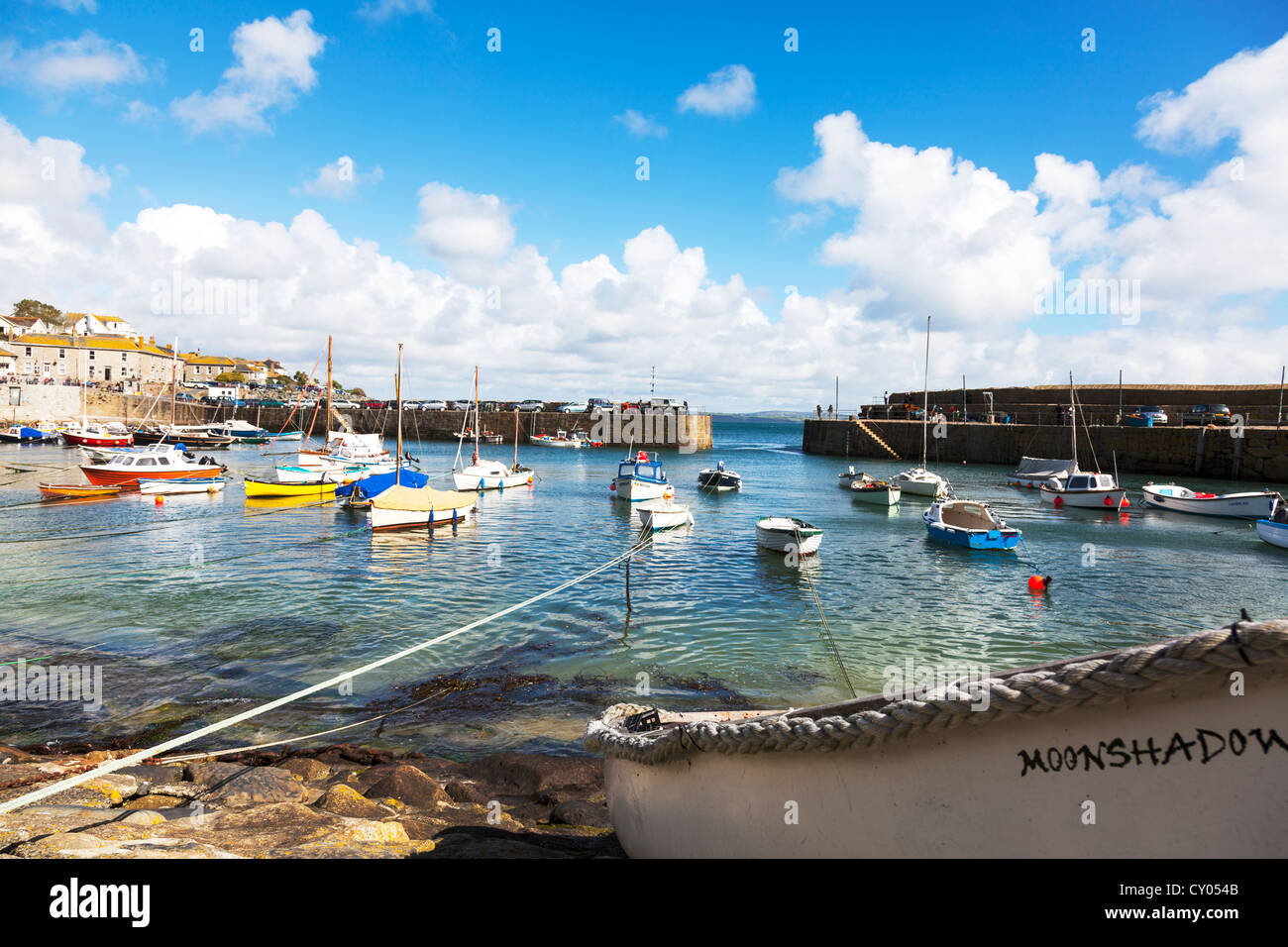 Port port Mousehole Cornwall petits bateaux de pêche amarré avec village en arrière-plan Banque D'Images