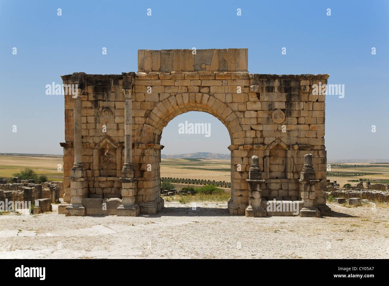 Caracalla Arch, à le site archéologique romain de Volubilis, Site du patrimoine mondial de l'UNESCO, Meknès, Meknès-Tafilalet, Maroc Banque D'Images