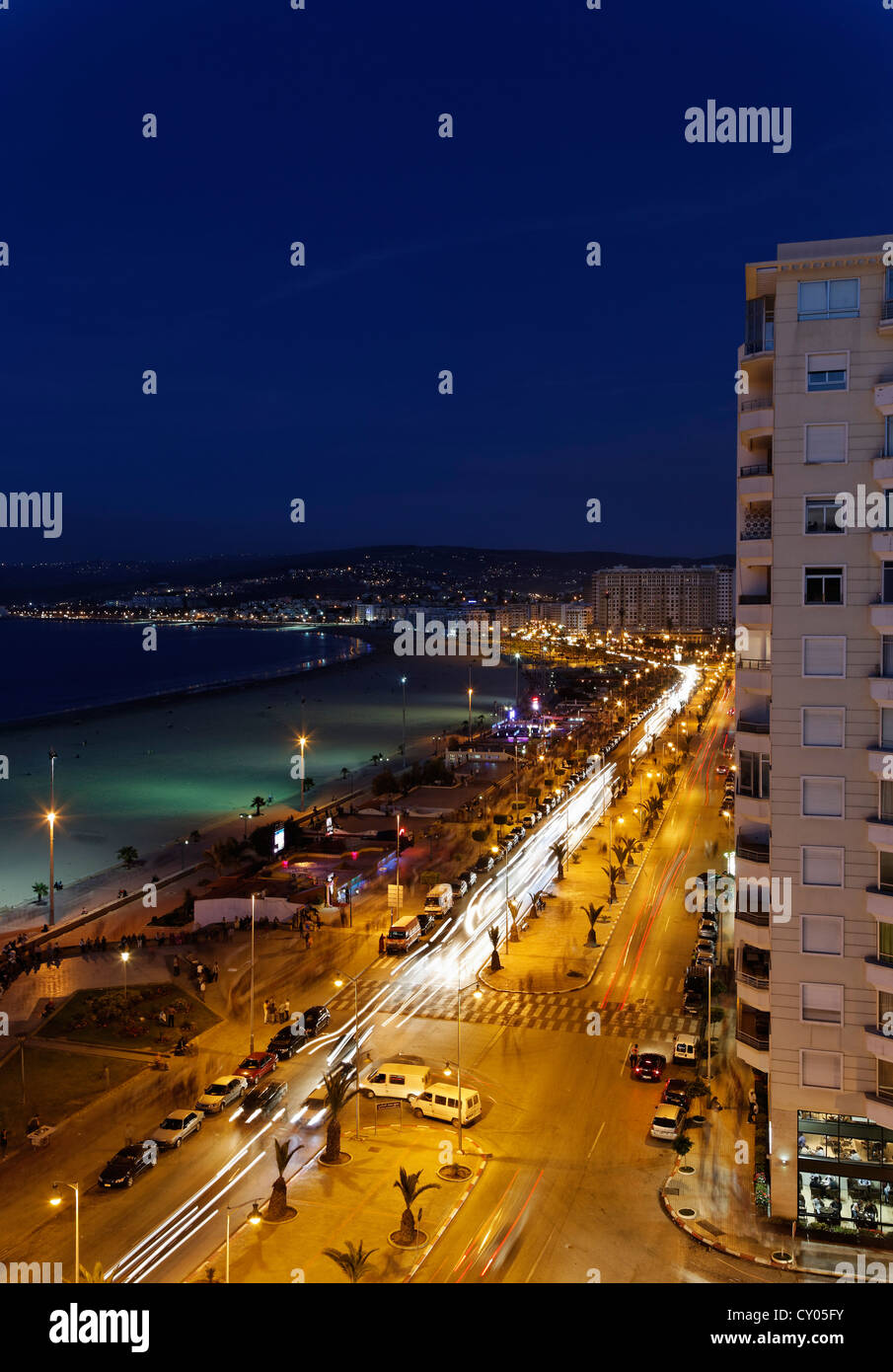 Avenue Mohammed VI et de la plage de la ville de Tangier-Assilah, Tangier-Tetouan, Maroc, Afrique du Nord, Maghreb, Afrique Banque D'Images