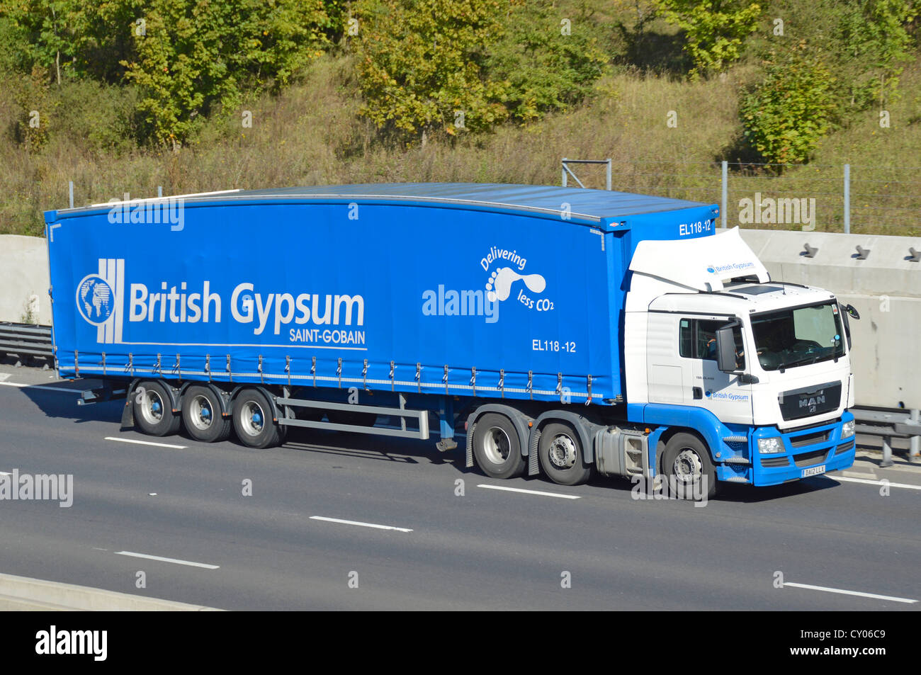 Vue latérale British Gypsum Saint-Gobain entreprise de matériaux de  placoplâtre chaîne d'approvisionnement camion et transport de remorque avec  publicité de marque Royaume-Uni Photo Stock - Alamy