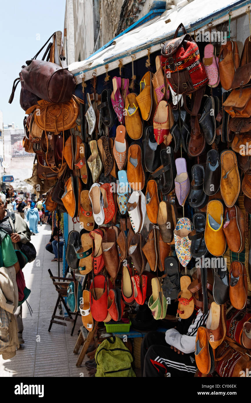 Magasin de chaussures sur le marché, dans le souk de la médina, le quartier  historique d'Essaouira, la région de Marrakech-Tensift-Al Haouz, Maroc  Photo Stock - Alamy
